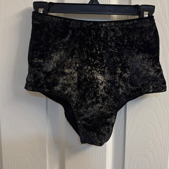 Cleo the Hurricane pole bottoms - Picture 1 of 3